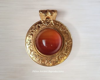 Antique style pendant with central carnelian stone. Craftsmanship.