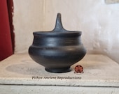 Riproduzione vaso Kyathos etrusco in bucchero. Altezza totale 9.5cm.