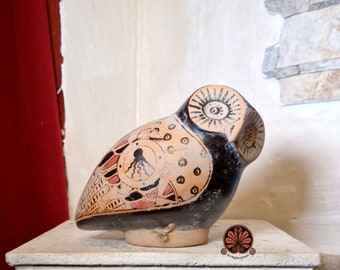 Owl-shaped Aryballos vase reproduction. Height 13.5cm, length 20cm.