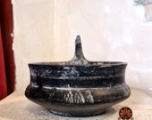 Riproduzione vaso Kyathos etrusco in bucchero, realizzato con le stesse tecniche utilizzate anticamente. Altezza 9cm.
