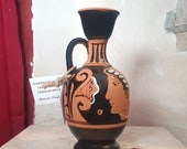 Riproduzione vaso Lekythos a figure rosse, realizzato con le stesse tecniche utilizzate anticamente. Altezza 15cm.