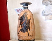 Riproduzione vaso Alabastron a figure nere, realizzato con le stesse tecniche antiche. Altezza 19.5cm.