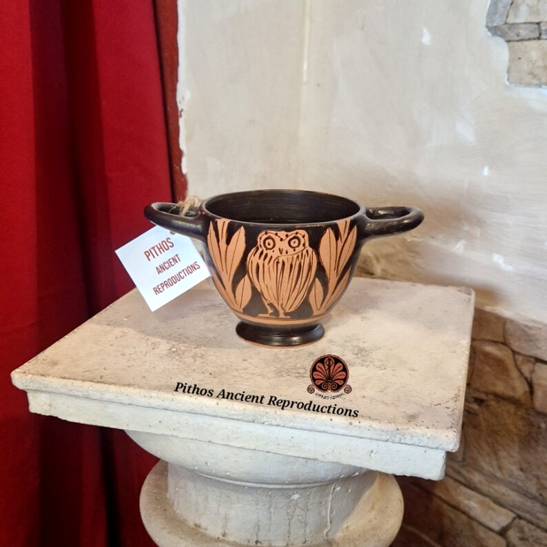 Reproducción de jarrón Skyphos de figuras rojas decorado con un búho y esmaltado en su interior para uso alimentario