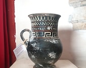 Riproduzione ceramica Gnathia, vaso Olpe, a vernice nera. Altezza 16cm.