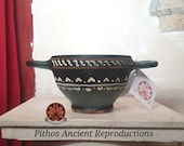 Vaso riproduzione Skyphos a vernice nera, ceramica Gnathia. Altezza 7cm.