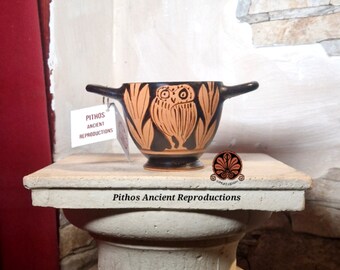 Reproduction red-figure Skyphos vase decorated with an owl. Height 7.5 cm.