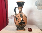 Riproduzione vaso Lekythos a figure rosse, realizzato con le stesse tecniche utilizzate anticamente. Altezza 15.5cm