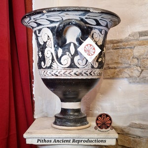 Reproduction of the Apulian bell krater vase, made with the red figure technique. Height 28.5 cm. image 3