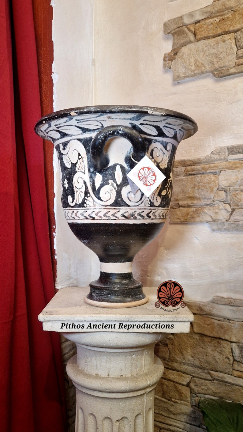 Reproduction of the Apulian bell krater vase, made with the red figure technique. Height 28.5 cm. image 3