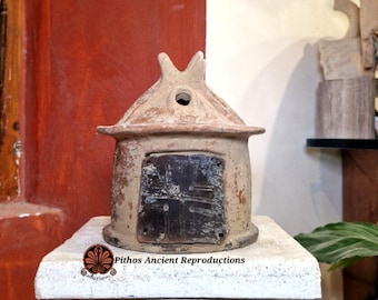 Reproducción de una urna villanoviana con forma de cabaña. Elaborada con las mismas técnicas antiguas y con una meticulosa atención al detalle.