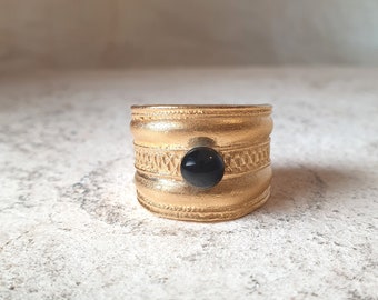 Band antique style ring with onyx stone. Handcrafted, adjustable size.