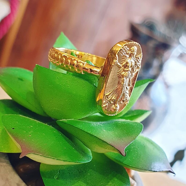 Handcrafted ring in gold-plated brass. Signet ring with engraving depicting Winged Victory. image 1