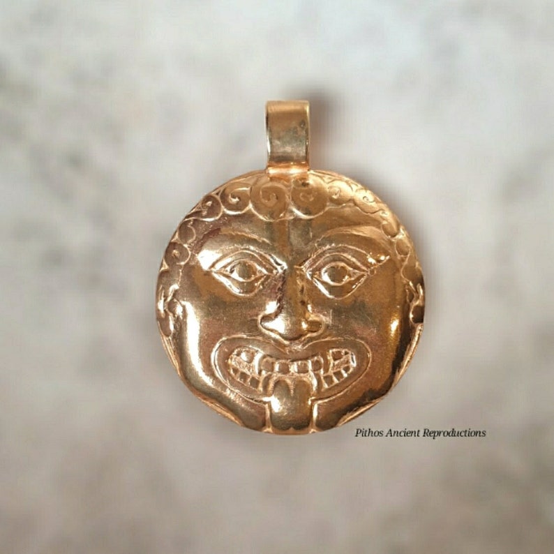 Antique style pendant depicting the Gorgon. Craftsmanship. image 1