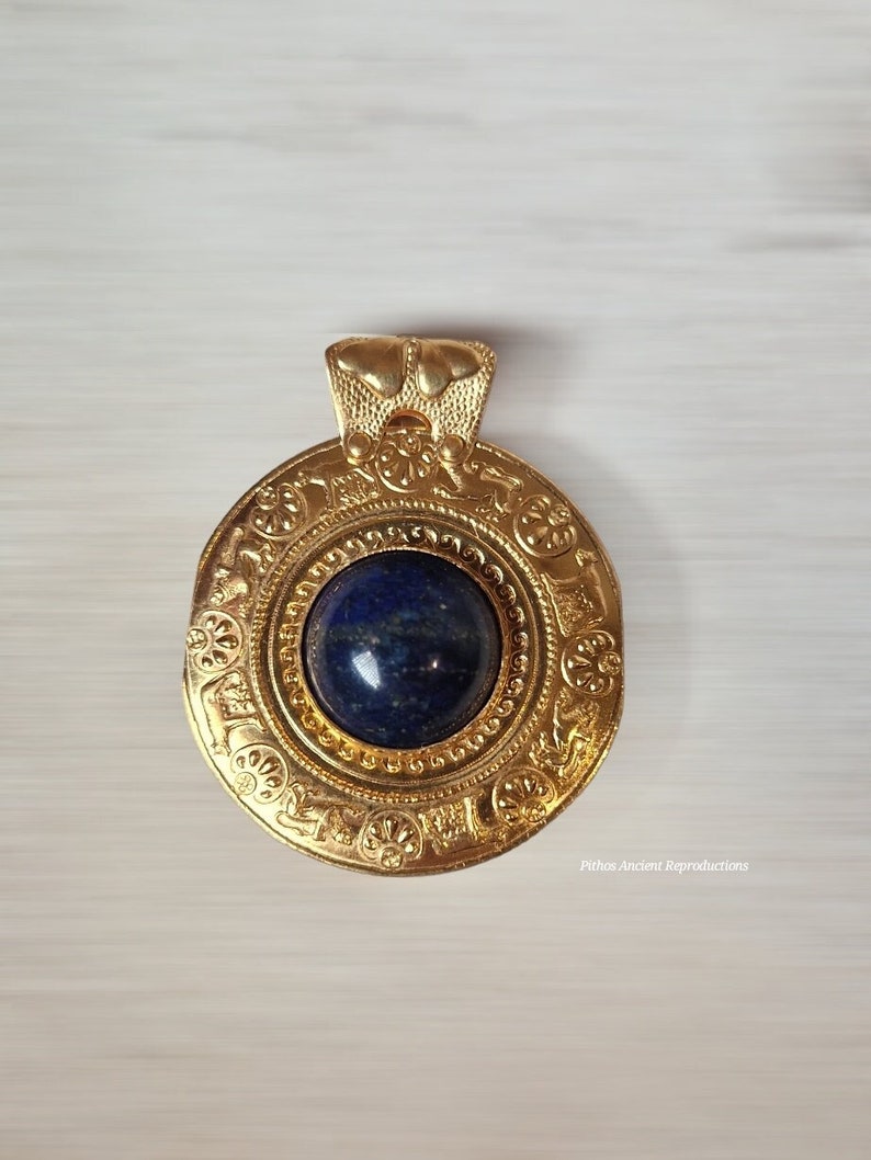 Antique style pendant with central Lapis Lazuli stone. Craftsmanship. image 1