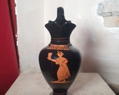 Riproduzione vaso Oinochoe miniaturistica a figure rosse. Altezza 16.5cm.