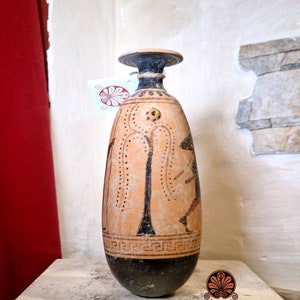 Reproduction Alabastron black-figure vase, made with the same ancient techniques. Height 19.5 cm. image 2