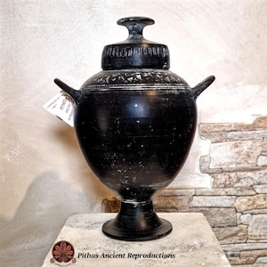 Reproduction d'un vase bucchero globulaire étrusque. Réalisé selon les mêmes techniques qu'autrefois.