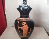 Riproduzione vaso Oinochoe miniaturistica a figure rosse. Altezza 16cm.