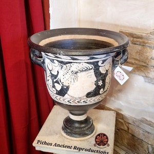 Reproduction of the Apulian bell krater vase, made with the red figure technique. Height 28.5 cm. image 2