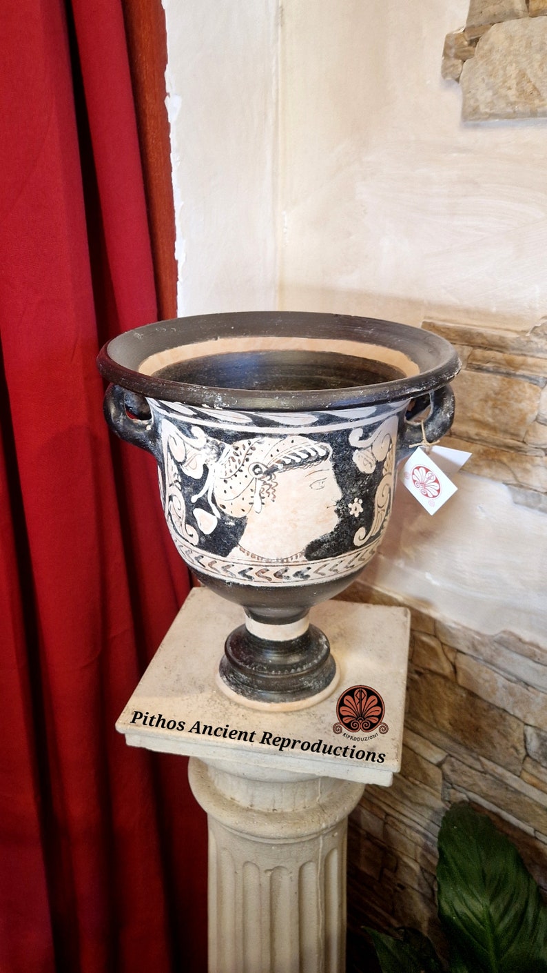 Reproduction of the Apulian bell krater vase, made with the red figure technique. Height 28.5 cm. image 2