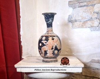 Riproduzione vaso Lekythos apula a figure rosse, realizzata con le stesse tecniche utilizzate anticamente. Altezza 17cm.