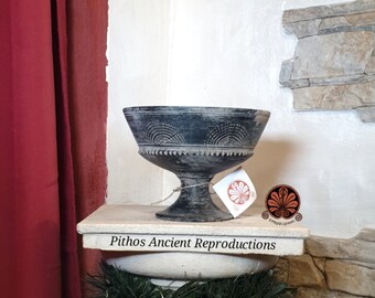 Reproduction Vase Etruscan goblet in Bucchero, height 11 cm.
