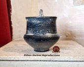 Riproduzione vaso Kyathos etrusco in bucchero. Altezza totale 10cm.