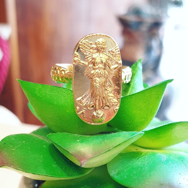 Handcrafted ring in gold-plated brass. Signet ring with engraving depicting Winged Victory. image 2
