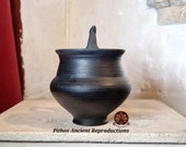 Riproduzione vaso Kyathos etrusco in bucchero. Altezza totale 11cm.