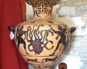 Riproduzione vaso Hydria Ceretana a figure nere, realizzata con le stesse tecniche antiche. Altezza 53cm.
