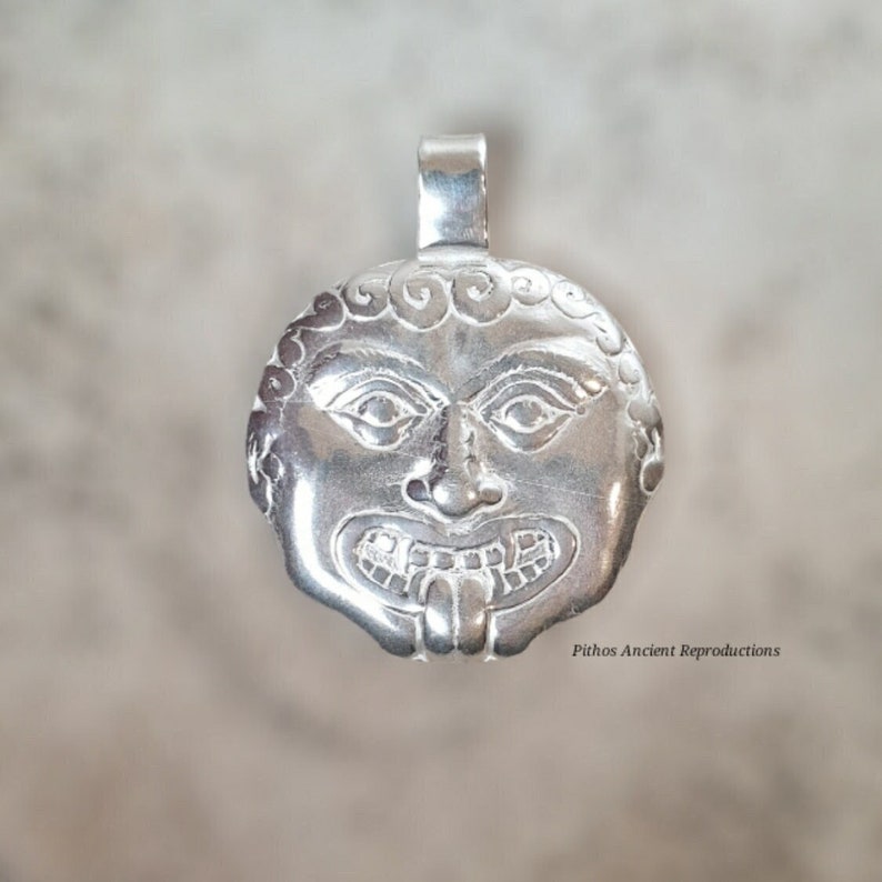 Antique style pendant depicting the Gorgon. Craftsmanship. image 1
