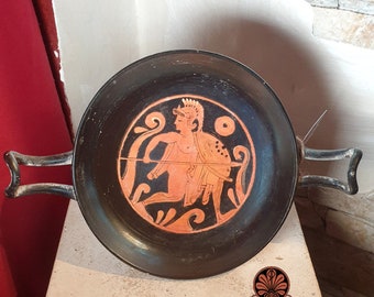 Red-figure Kylix Apulian reproduction. Diameter 17.5cm