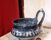 Riproduzione vaso Kyathos etrusco in bucchero. Altezza totale 11cm.