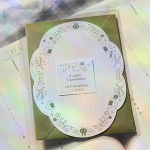 Cartes de correspondance festonnées créature de la forêt doodle avec enveloppes vertes