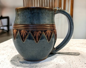 Mug estampé au bloc de bois bleu ciel.