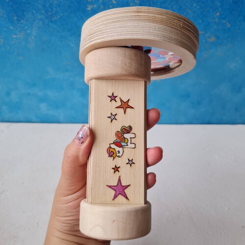 Einhorn-Thema Personalisiertes Blumen-Kaleidoskop, umweltfreundliches Naturholz-Spielspielzeug im Freien für Entdecker-Kinder, Geschenk für magische Liebesmädchen