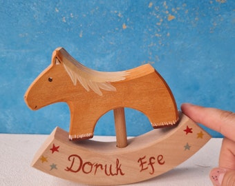 Cavallo oscillante in legno naturale fatto a mano, cavallo regalo di Pasqua personalizzato per ragazzi, regalo di compleanno Waldorf ecologico, arredamento per la camera dei bambini delle ragazze
