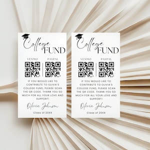 Könnte beinhalten: Zwei weiße Karten mit schwarzem Text und einem Abschlusskappen-Symbol. Der Text lautet "College Fund" mit QR-Codes für Venmo und Paypal. Der Text unter den QR-Codes lautet "Wenn Sie zum College-Fonds von Olivia beitragen möchten, scannen Sie bitte den QR-Code. Vielen Dank für Ihre Liebe und Unterstützung! Olivia Johnson Klasse von 20XX"