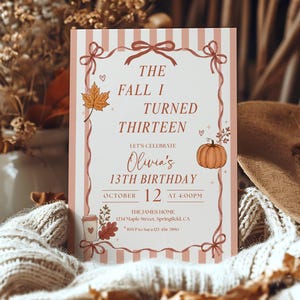 Puede incluir: Una tarjeta de invitación de cumpleaños rectangular con un borde de rayas verticales de color rosa claro y blanco, con ilustraciones de una calabaza, una hoja de arce y una taza de café. El texto dice: THE FALL I TURNED THIRTEEN, Olivia's 13TH BIRTHDAY.