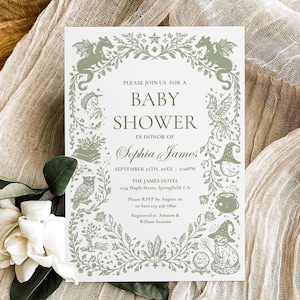 Könnte beinhalten: Babyparty-Einladung mit einem skurrilen Design. Die Einladung zeigt einen grünen floralen Rahmen mit Drachen, Eulen und Illustrationen zum Thema Hexen. Der Text lautet "Baby Shower zu Ehren von Sophia James". Die Einladung hat einen weißen Hintergrund.