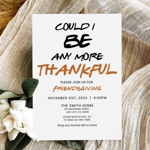 Op de afbeelding: Een witte uitnodigingskaart met bruine tekst die luidt: "Could I be any more thankful?"  Sluit je aan bij ons voor Friendsgiving, op 21 november 20XX | 16:00 uur. The Smith Home, 123 Anywhere Street, Any City, CA, 12345. RSVP vóór 1 november bij Sara op 123-456-7000. Breng je favoriete gerecht om te delen mee.