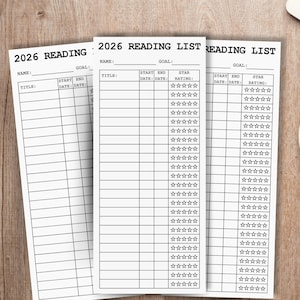 Könnte beinhalten: Drei weiße 2026 Leselistenblätter mit schwarzem Text, einschließlich Abschnitten für Titel, Start- und Enddaten und einem Sternebewertungssystem. Rechts steht eine Tasse Kaffee auf einer Untertasse.