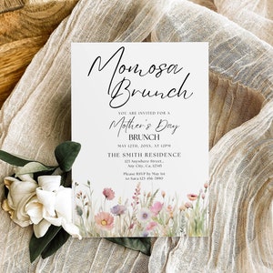 Op de afbeelding: Een witte kaart met zwarte tekst die een brunch voor Moederdag aankondigt. De tekst luidt "Momosa Brunch", "U bent uitgenodigd voor een brunch voor Moederdag", "12 mei 20XX, om 12:00 uur", "The Smith Residence", "125 Anywhere Street", "Any City, Ga, 12345", "RSVP graag v&oacute;&oacute;r 1 mei bij Sara op 123-456-7890". De kaart heeft een aquarelillustratie van roze en paarse bloemen.