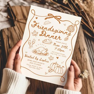 Könnte beinhalten: Eine cremefarbene Friendsgiving-Dinner-Einladung mit braunen Illustrationen und Text. Die Einladung enthält einen Truthahn, Kürbisse und das Datum 24. November um 19:00 Uhr. Die Einladung wird von Sophia veranstaltet.