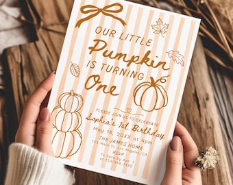 Puede incluir: Una invitación de cumpleaños con temática de calabaza. La tarjeta tiene un fondo a rayas verticales en crema y melocotón. El texto "Our Little Pumpkin is Turning One" se muestra con ilustraciones de calabazas y hojas. La invitación incluye la fecha, hora y lugar.