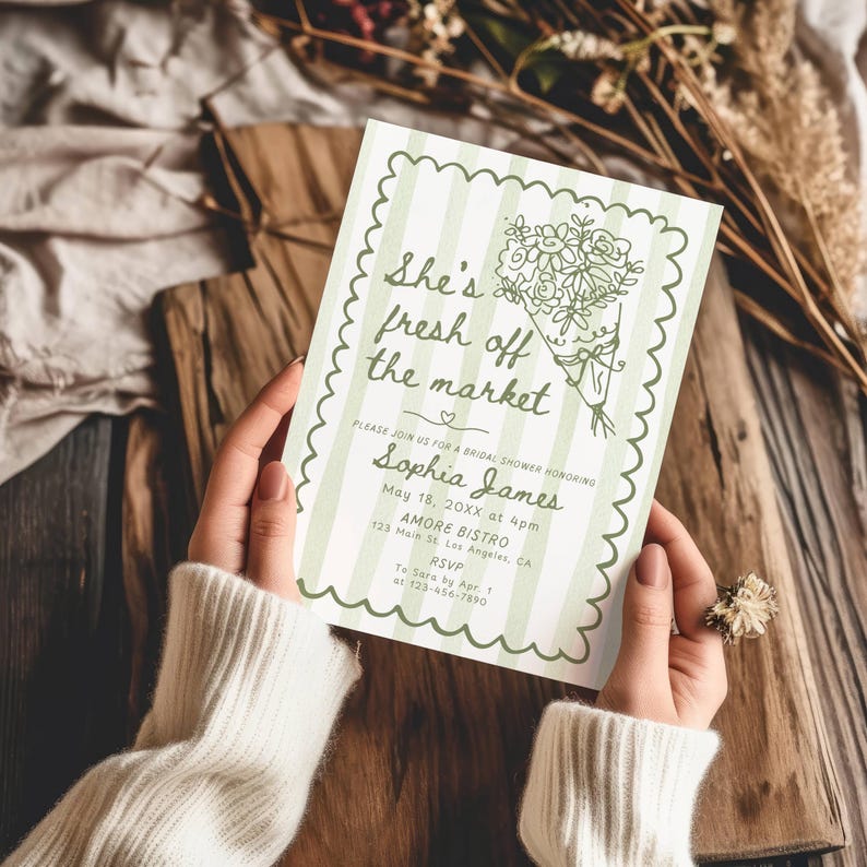 K&ouml;nnte beinhalten: Eine Einladung zur Brautparty mit einem gr&uuml;n-wei&szlig; gestreiften Rand und dem Text "She's fresh off the market". Die Einladung enth&auml;lt Details f&uuml;r Sophias James' Dusche, mit einer floralen Bouquet-Illustration.