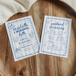 Könnte beinhalten: Zwei rechteckige Papierkarten mit hellblauen vertikalen Streifen und einem gewellten Rand. Die linke Karte zeigt Seashells & Wedding Bells, Sophia's bachelorette, Charleston, SC. Die rechte Karte ist ein Wochenend-Reiseplan.