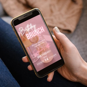 K&ouml;nnte beinhalten: Ein rosa-wei&szlig;er Smartphone-Bildschirm mit einer Einladung zu einem Geburtstagsbrunch zum 30. Geburtstag von Sophia. Die Einladung enth&auml;lt Datum, Uhrzeit und Ort der Veranstaltung. Der Hintergrund der Einladung zeigt ein Foto eines Mimosa.