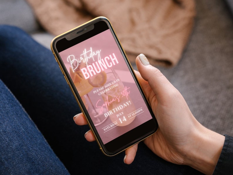 K&ouml;nnte beinhalten: Ein rosa-wei&szlig;er Smartphone-Bildschirm mit einer Einladung zu einem Geburtstagsbrunch zum 30. Geburtstag von Sophia. Die Einladung enth&auml;lt Datum, Uhrzeit und Ort der Veranstaltung. Der Hintergrund der Einladung zeigt ein Foto eines Mimosa.