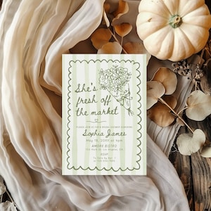 K&ouml;nnte beinhalten: Eine Einladung zur Brautparty mit einem gr&uuml;nen, gewellten Rand und vertikalen Streifen. Der Text lautet "She's fresh off the market" mit Details f&uuml;r Sophias James' Dusche. Eine Blumenstrau&szlig;-Illustration ist abgebildet.